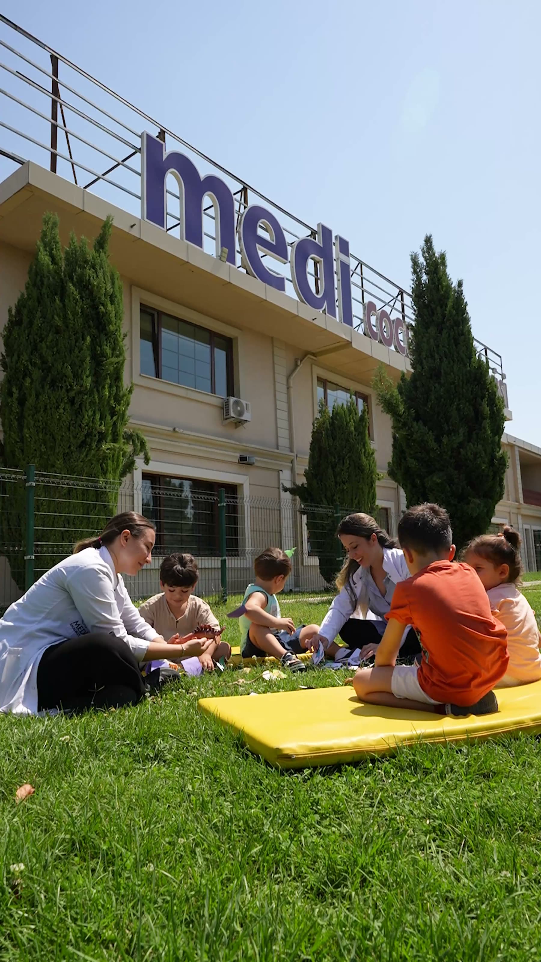 Medi Anaokulu binası ve bahçesinde etkinlik yapan çocuklar — Başakşehir